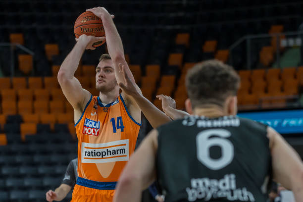 形成了攻防 形成了攻防