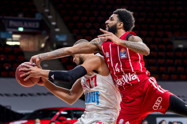 教练席上的 教练席上的