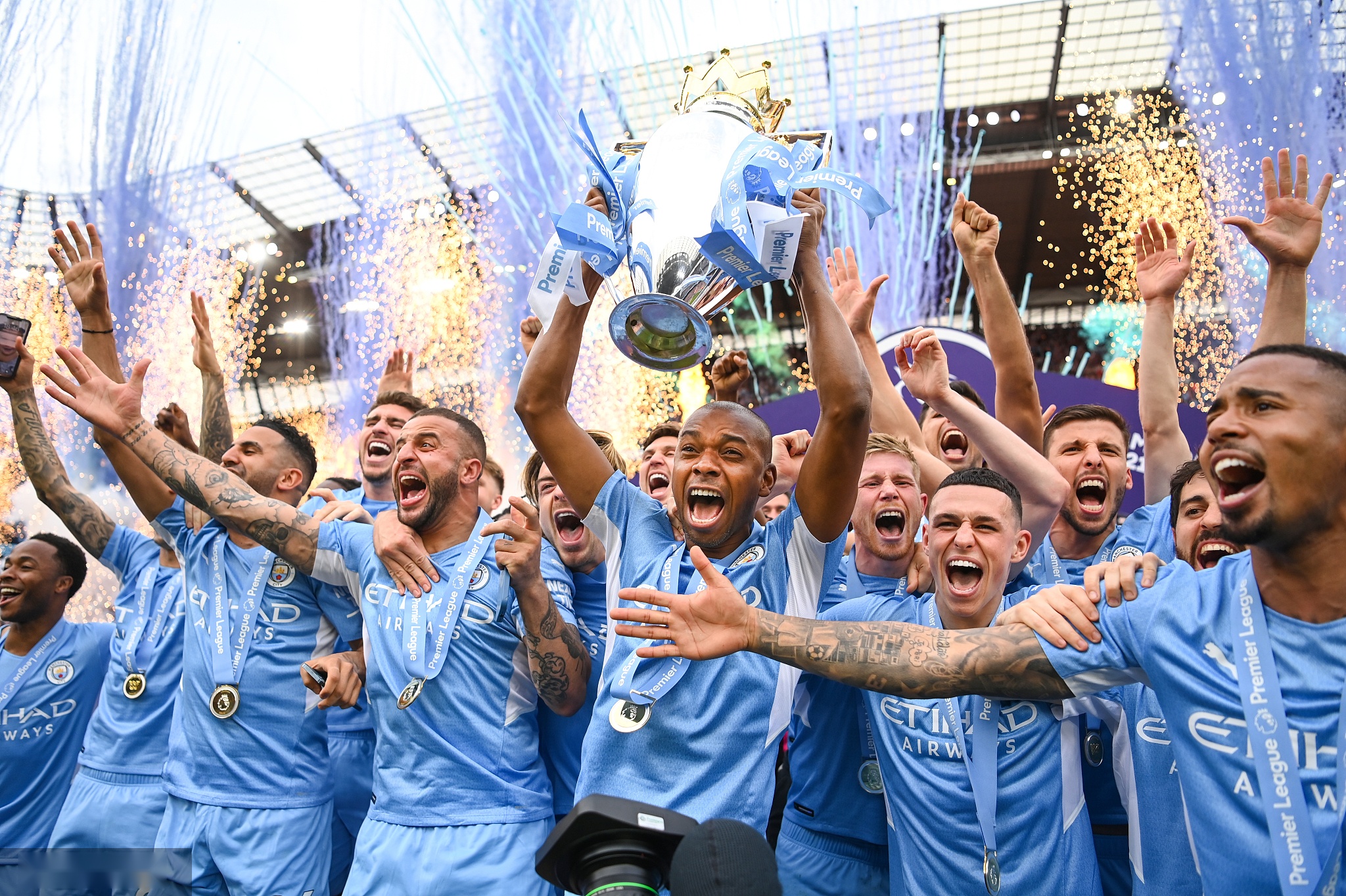 球迷们的热 球迷们的热