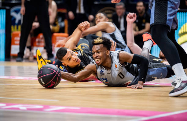 一个球队要 一个球队要